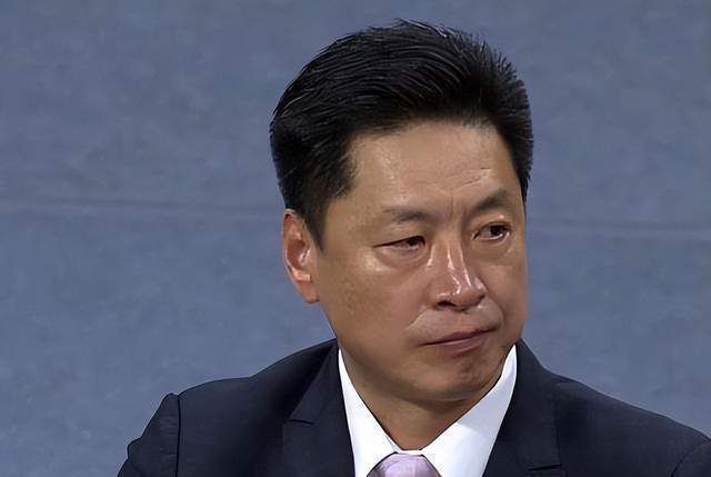海报中相似的装扮，剧照中的擦肩而过，两人上演了一出;真假亡命徒