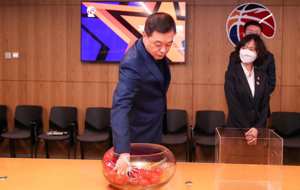 由于遭遇大腿伤病，热刺中卫范德文正处在养伤之中。